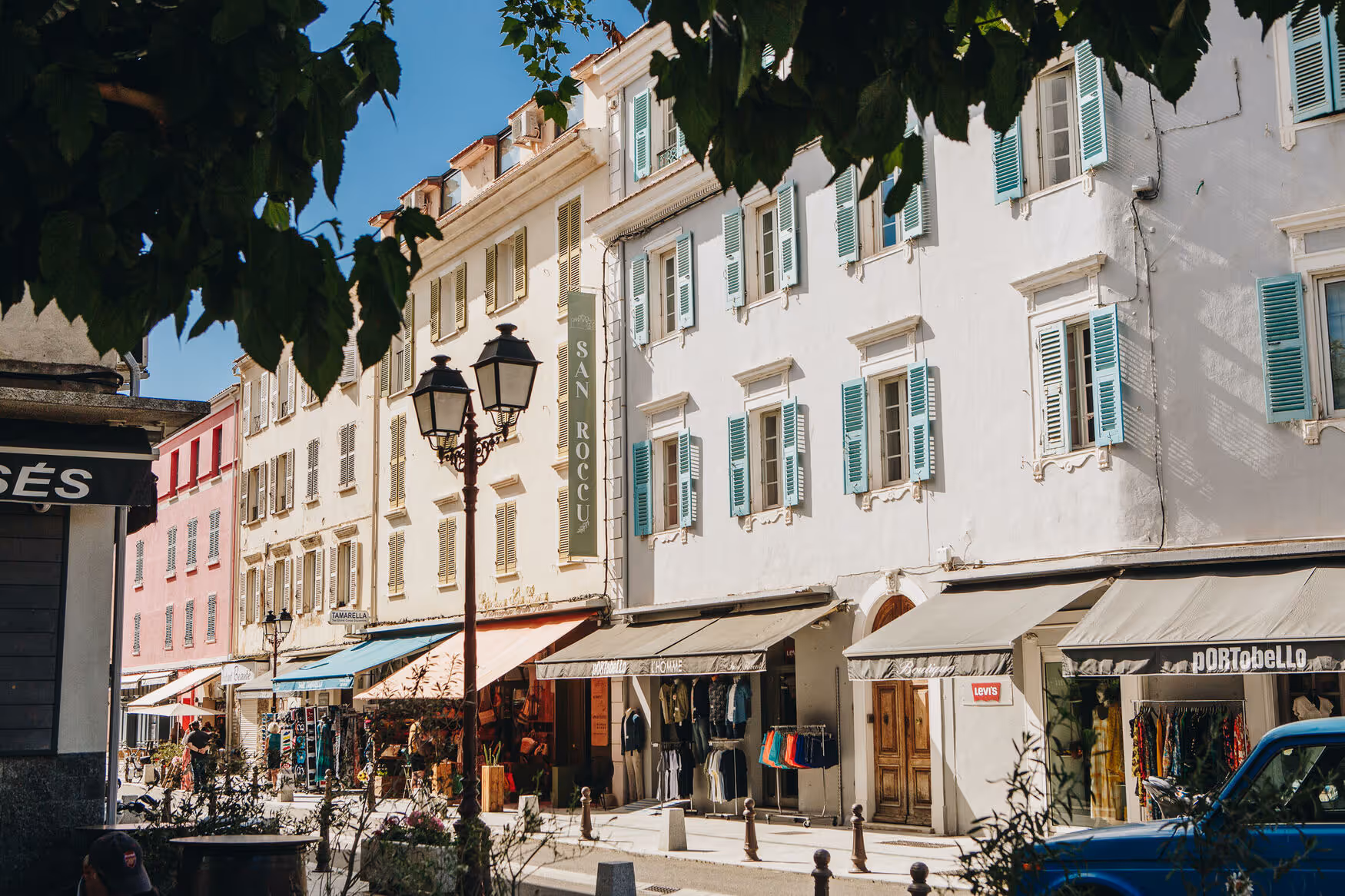 Hôtel & Résidence San Roccu - Vue de l'hôtel de puis la rue du Centre
