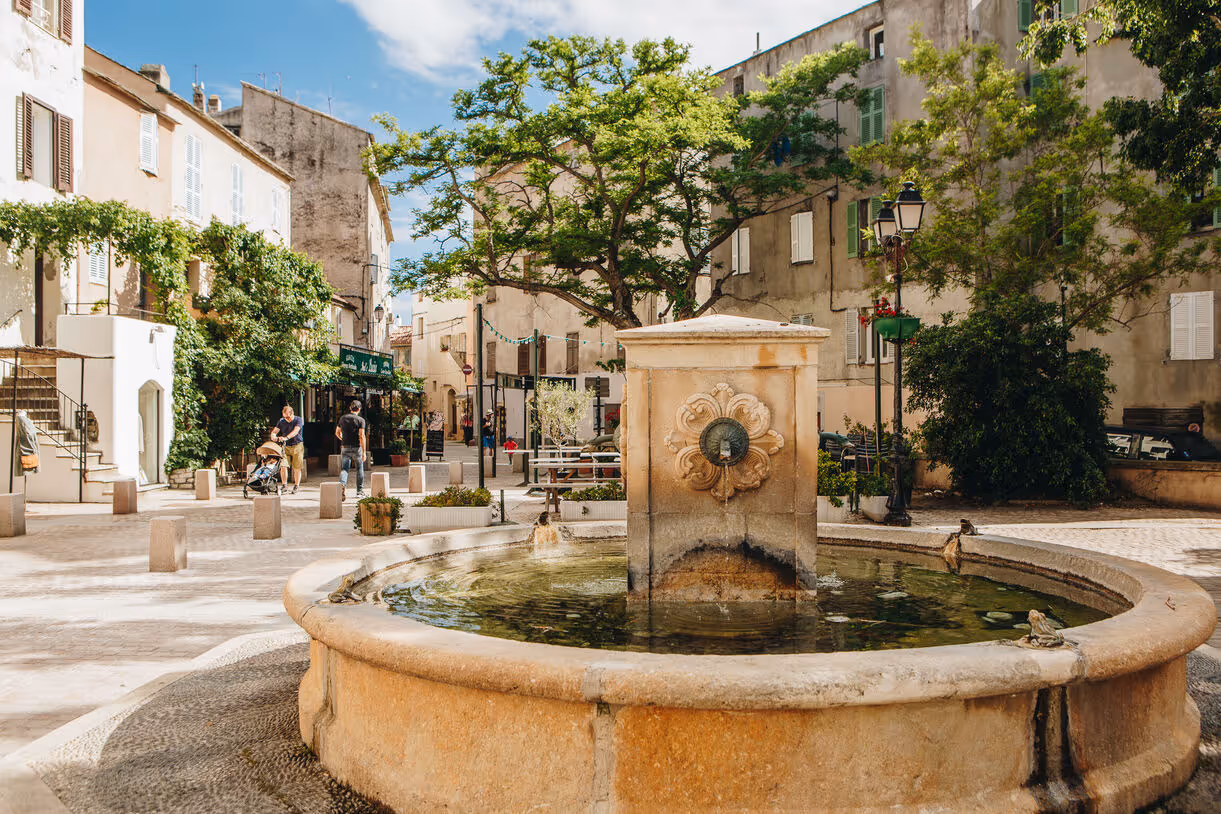 Hôtel & Résidence San Roccu - Fontaine de la place Doria